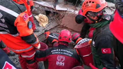 Enkazdan 8 kişi kurtarıldı 1 kişi hayatını kaybetti