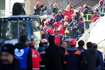 Enkazdan 8 kişi kurtarıldı 1 kişi hayatını kaybetti