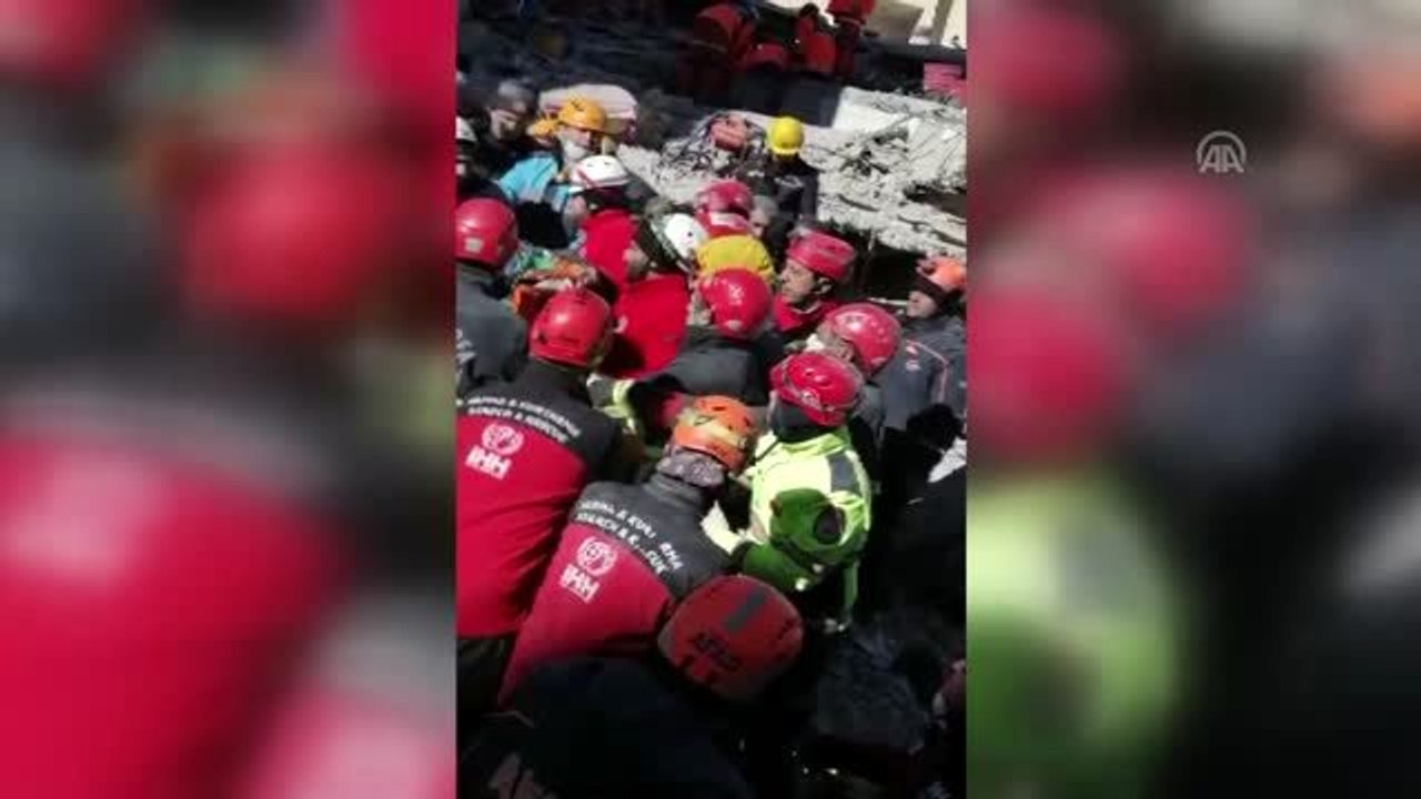 UMKE görevlisinin telefonla görüştüğü "Azize" isimli kadın, 17 saat sonra enkazdan çıkarıldı (3)