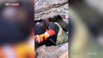 Hatun teyze enkazdan böyle çıkarıldı