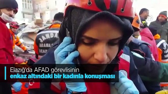 Elazığ depremindeki kurtarma görevlisi enkaz altındaki Azize'yle konuştu