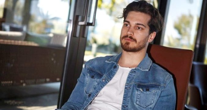 Çağatay Ulusoy asker ocağında da yalnız değil! Hayranları birliği telefon yağmuruna tuttu