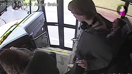 Kalau Belum Ajalnya Ya Pasti Selamat, Perhatikan Yang Terjadi Pada Anak Ini Saat Mau Keluar Dari Bus!