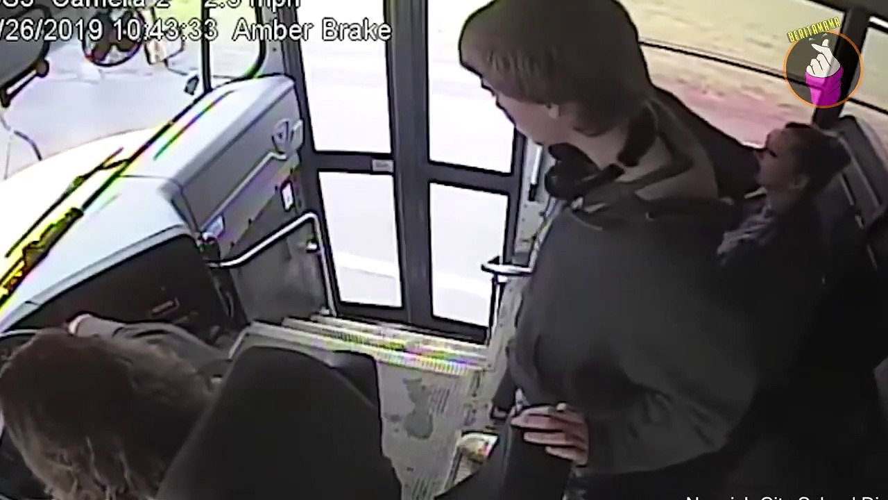 Kalau Belum Ajalnya Ya Pasti Selamat, Perhatikan Yang Terjadi Pada Anak Ini Saat Mau Keluar Dari Bus!