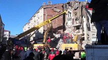 Elazığ'daki deprem - Mustafa Paşa Mahallesi'nde yıkılan binalarda arama kurtarma çalışmaları