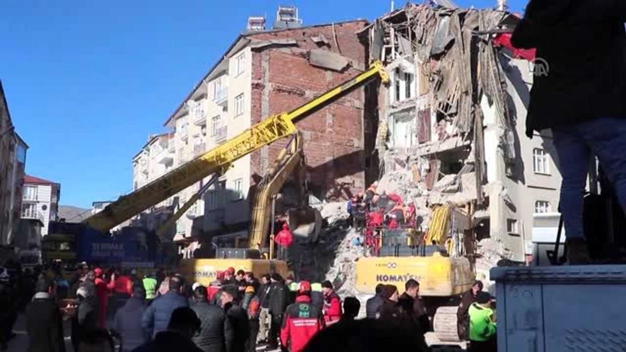 Elazığ'daki deprem - Mustafa Paşa Mahallesi'nde yıkılan binalarda arama kurtarma çalışmaları