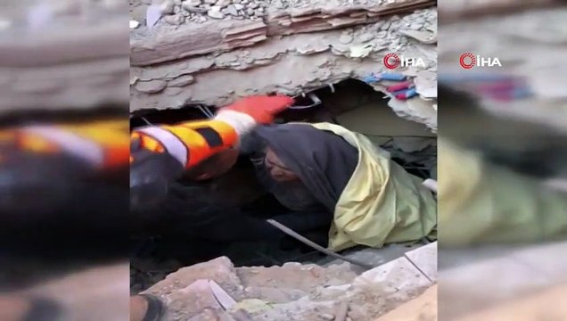 Enkaz Altında Kalan Hatun Yamış'ın Kurtarılma Anları Kamerada
