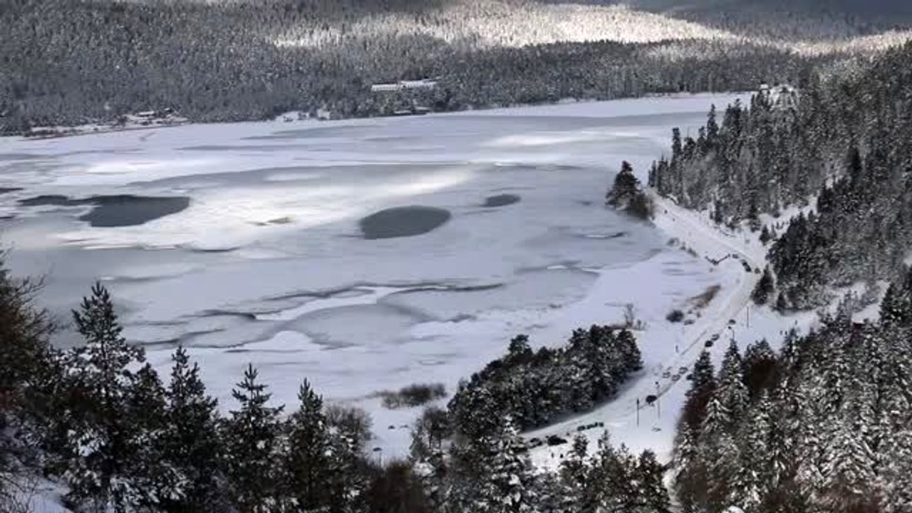 Abant Tabiat Parkı'ndaki gölün yüzeyi buz tuttu