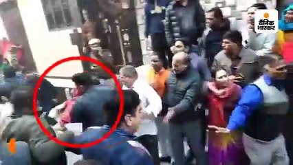 निर्माणाधीन इमारत गिरी; चार छात्रों समेत 5 की मौत