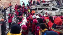 Depremde yıkılan binanın enkazından bir kadın 19 saat sonra sağ çıkarıldı (2)