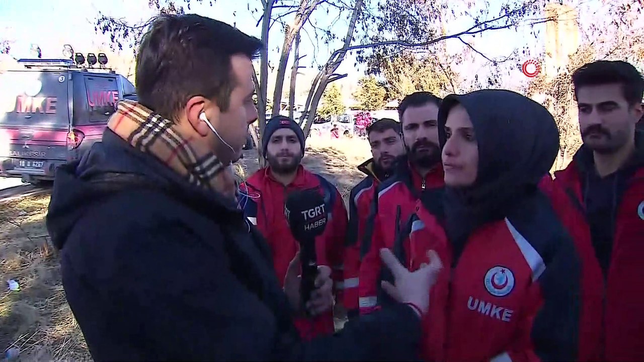 Enkaz altındaki Azize Çelik ile görüşen UMKE görevlisi yaşananları anlattı