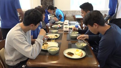 K리거, 전지훈련 중 먹는 '떡국' 맛은? / YTN
