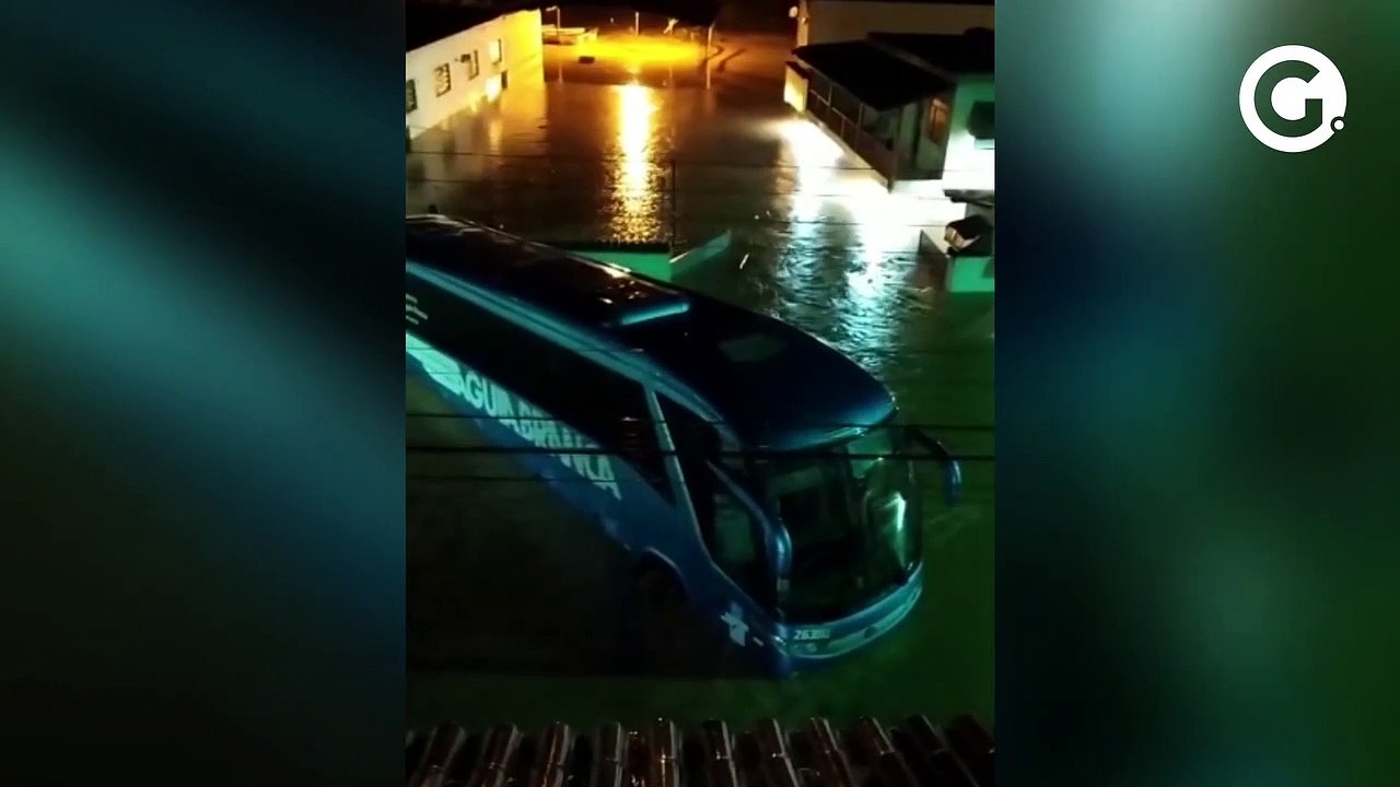 Ônibus levado pelas águas em Iúna