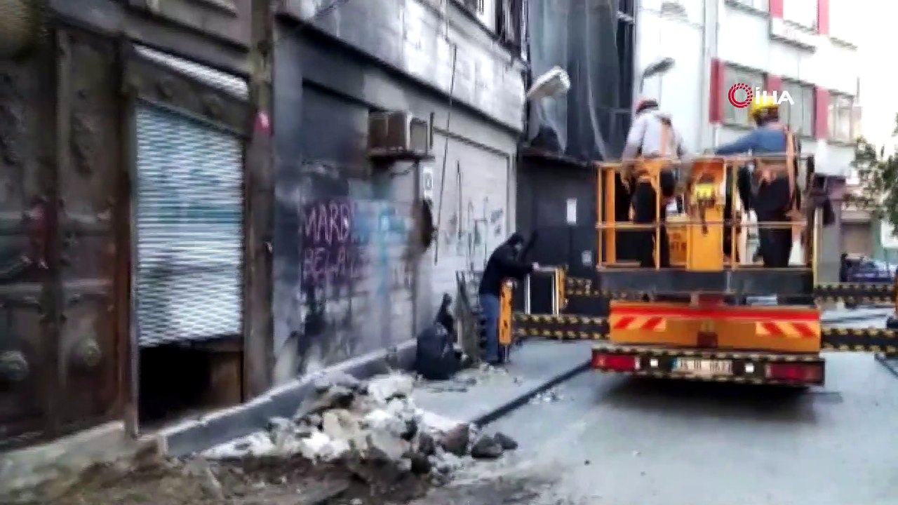 Beyoğlu’nda çökme meydana gelen iki katlı binanın yıkımına başlandı