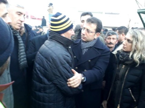 Vatandaş, deprem bölgesine gelen İmamoğlu'na çağrıda bulundu: Müteahhitler tutuklansın