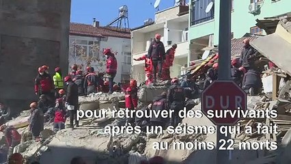 Turquie: des familles attendent des nouvelles de leurs proches pris sous les décombres