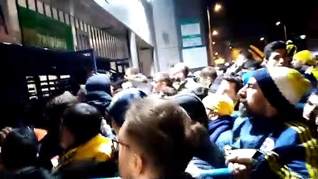 Fenerbahçe taraftarı yönetim uyuma taraftara sahip çık diye bağırıyor