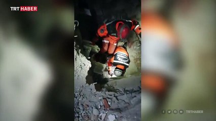 Enkazdaki kişiyle iletişime geçme anları: Kurtaracağız seni