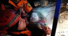 Elazığ'da depremden 24 saat sonra enkazdan 2.5 yaşındaki bir çocuk çıkarıldı