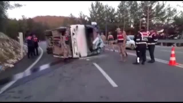 Freni patlayan midibüsün kamyonete çarpıp devrilmesi sonucu 38 kişi yaralı