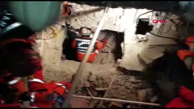 Enkaz altındaki 5 yaşındaki çocuğun kurtarılma anı