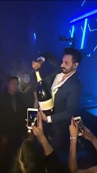 L'art d'ouvrir un magnum de champagne en boite de nuit... raté