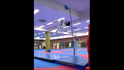 Regardez à quelle hauteur saute ce jeune champion de taekwondo