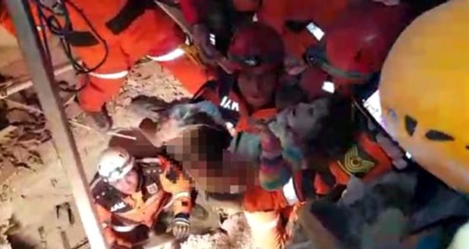 Deprem bölgesinden duygulandıran haber! Fedakar baba, eşi ve çocuğunu kurtardı