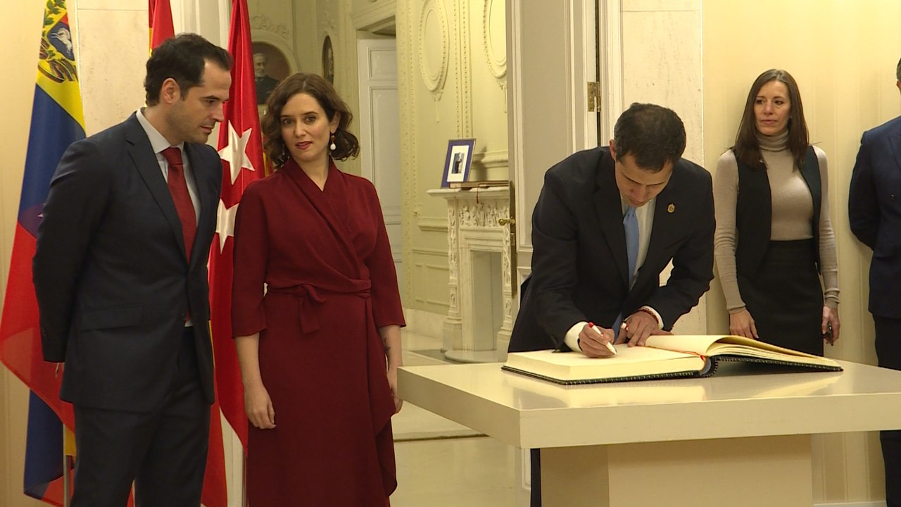 Guaidó firma el libro de honor de la Comunidad de Madrid