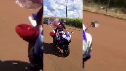 Pedido de casamento acontece em via pública junto de amigos e familiares