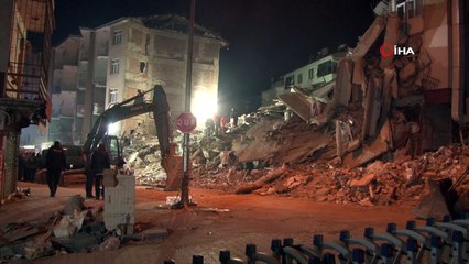 Arama kurtarma çalışmaları eğitimli köpekle aralıksız devam ediyor