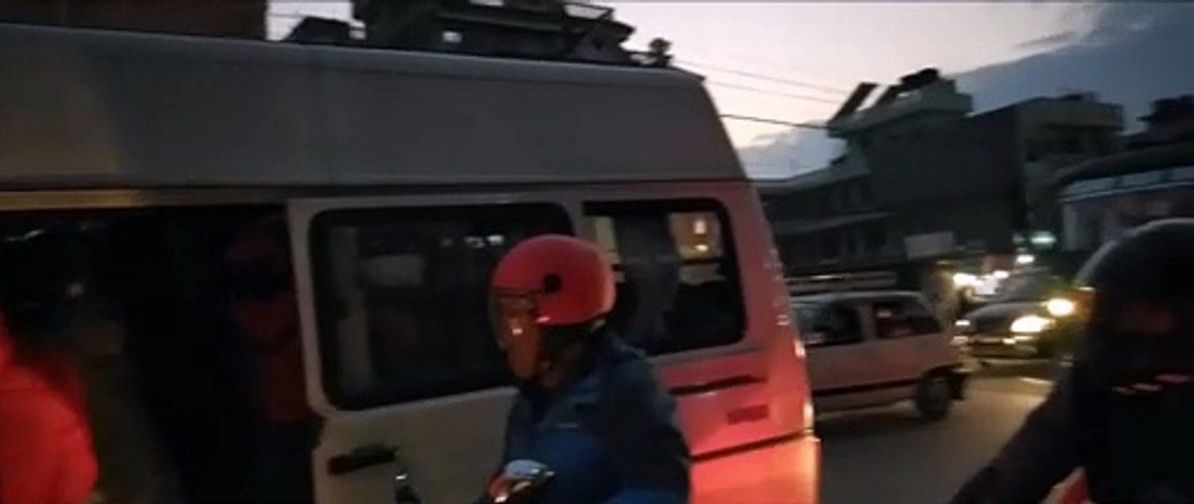 ड्राइभरले बुडो passanger लाई पिटे | भीड उर्लेर ड्राइभर माथी खनिए | माहोल बन्यो तनाबग्रस्त