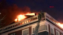 Gaziosmanpaşa'da 4 katlı bir binanın çatı katı alev alev yandı