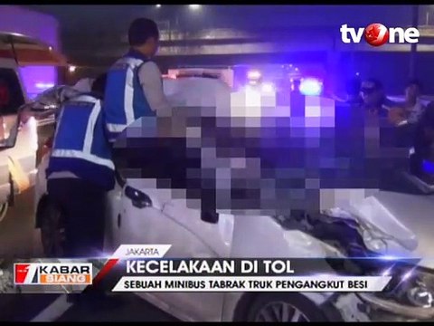 Minibus Hantam Truk Besi, Satu Orang Tewas dan 5 Terluka