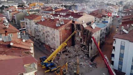Mustafa Paşa mahallesinde çöken binadaki arama çalışmaları havadan görüntülendi