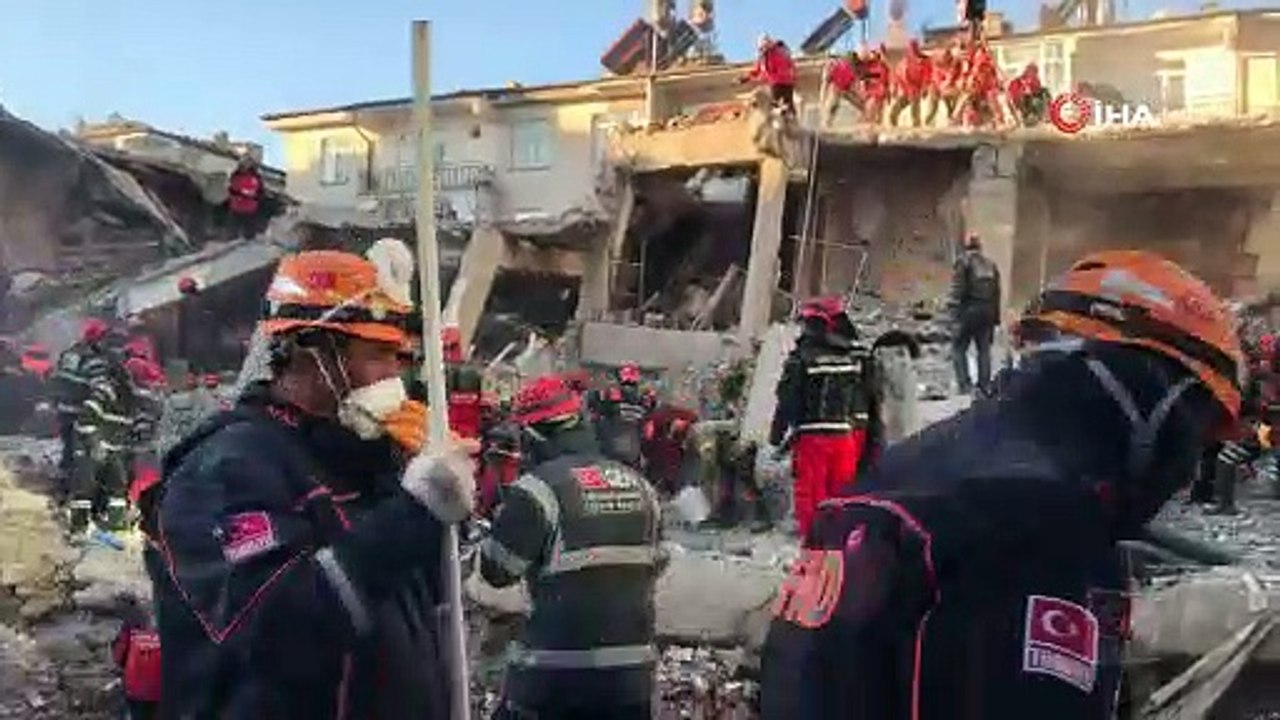Elazığ’da arama kurtarma çalışmaları günün ilk...