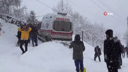 Hasta kurtarmaya giden ambulans kara saplandı