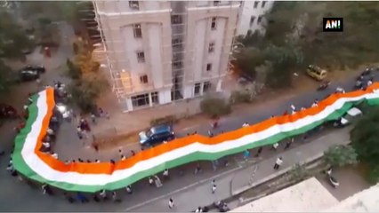 புனே சாலைகளை தேசிய கொடியால் போர்த்திய மாணவர்கள்.. தேசபக்தியில் கலக்கிய ஐஐடி!