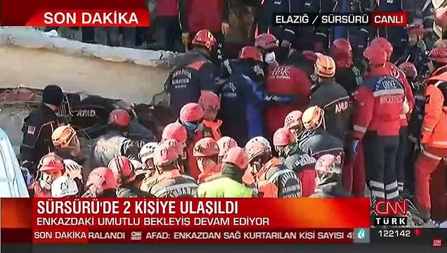 Sürsürü'de 35 saatin ardından enkazdan çıkarılan 1 kişi ambulansa götürüldü
