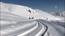 Doğuda kardan kapanan yollar açılıyor