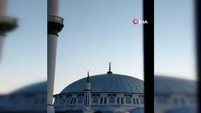 Manisa'da depremde hasar gören cami minaresi kontrollü şekilde yıkıldı