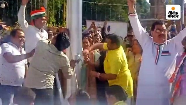 निर्भया के माता-पिता ने किया झंडा वंदन