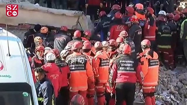 İki kişi 38 saat sonra enkaz altından çıkarıldı