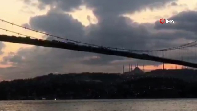 15 Temmuz Şehitler Köprüsü üzerinde aracını durduran bir kişi korkuluklardan denize atlarken, araçta bıçaklanarak öldürülmüş bir kadın bulundu. Otomobilin köprü üzerinde durduğunu fark etmeyen bir motosikletli, araca arkadan çarparak ağır