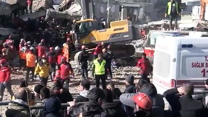 Elazığ'daki deprem - Sürsürü Mahallesi'nde yıkılan binada çalışmalar devam ediyor (5)
