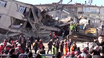 Elazığ'daki deprem - Sürsürü Mahallesi'nde arama kurtarma çalışmaları sürüyor (6)