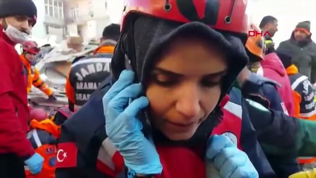 Enkaz altındaki Azize ile AFAD görevlisi ile konuşması