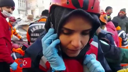 Enkaz altındaki Azize ile AFAD görevlisi ile konuşması