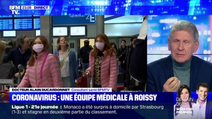 Coronavirus: une équipe médicale à Roissy