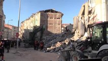 Elazığ'daki deprem - Mustafa Paşa Mahallesi'nde arama kurtarma çalışmaları sürüyor (4)